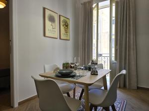 une salle à manger avec une table et des chaises et une fenêtre dans l'établissement Marèa, à Porticello