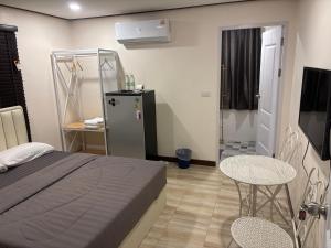 Postel nebo postele na pokoji v ubytování TheBloomMahasarakham