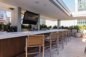 bar na dachu budynku z krzesłami w obiekcie Lux Aka Brickell Condo w Miami