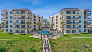 uitzicht op twee appartementsgebouwen en een zwembad bij Beachfront Luxury with Spectacular Ocean Views! in Ormond Beach