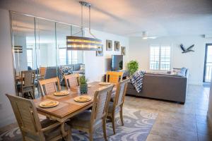 een eetkamer en woonkamer met een tafel en stoelen bij Beachfront Luxury with Spectacular Ocean Views! in Ormond Beach