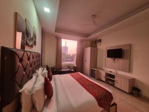 Μια τηλεόραση ή/και κέντρο ψυχαγωγίας στο Hotel Balram Palace Khatu Shyam +8 φωτογραφίες