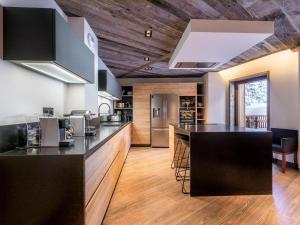 Nhà bếp/bếp nhỏ tại Luxueux Appartement 7 Pièces à Morzine avec Spa, Piscine et Accès Direct aux Pistes - FR-1-314-96