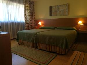 Ein Bett oder Betten in einem Zimmer der Unterkunft Hotel Pazo de Lestrove by Pousadas de Compostela