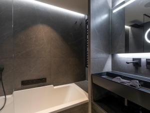 a bathroom with a bath tub and a sink at Chalet Haut de Gamme à Avoriaz - 11 Pers, Ski-in/Ski-out, Sauna, Terrasses Panoramiques, Service Premium - FR-1-314-114 in Morzine +12 photos