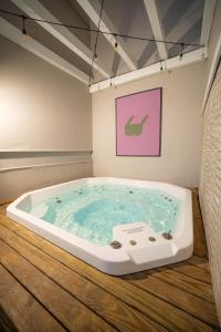 uma banheira de hidromassagem em cima de um piso de madeira em Bossa Jurerê Hotel em Florianópolis mais 72 fotografias