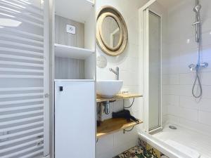 a bathroom with a sink and a mirror and a shower at Cocon lumineux à la porte de Paris in Gentilly