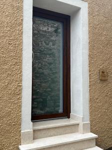 a window on the side of a building with a stone wall at Il Nido di Francesco Casa Vacanza in Spinoso
