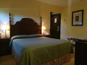 Ein Bett oder Betten in einem Zimmer der Unterkunft Hotel Pazo de Lestrove by Pousadas de Compostela