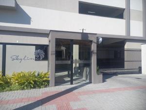 un edificio con una cruz en el costado en Apto com piscina a 150m da Praia!, en Penha