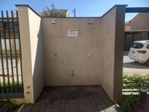 una puerta a un edificio con aparcamiento en Apto com piscina a 150m da Praia!, en Penha