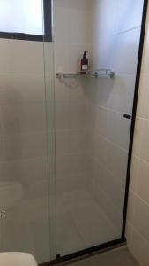 - Baño con aseo y puerta de ducha de cristal en Apto com piscina a 150m da Praia!, en Penha 38 fotos más