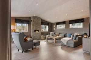 een woonkamer met een bank en een open haard bij Mosetra2038 by Vacationtrysil in Hovi