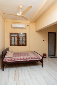 Ένα ή περισσότερα κρεβάτια σε δωμάτιο στο Cheran Villa