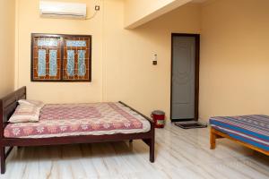 Ένα ή περισσότερα κρεβάτια σε δωμάτιο στο Cheran Villa