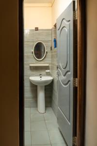 Ένα μπάνιο στο Cheran Villa