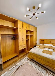 Postel nebo postele na pokoji v ubytování 2Bedroom Apartment and Living Room at Shiekh Zayed