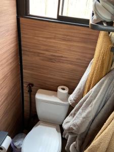 a small bathroom with a toilet and a window at Mini Cabana Makar in Serra do Cipo