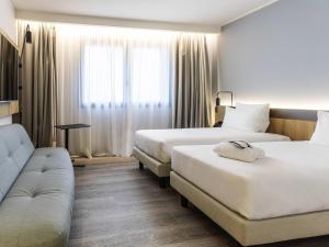 Ένα ή περισσότερα κρεβάτια σε δωμάτιο στο Novotel Parma Centro