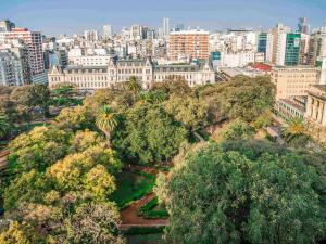 una vista aérea de una ciudad con árboles y edificios en Palladio Hotel Buenos Aires - MGallery Collection, en Buenos Aires 180 fotos más