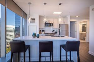 Køkken eller tekøkken på Chic Stamford Apartment - Walk to Train & Entertainment