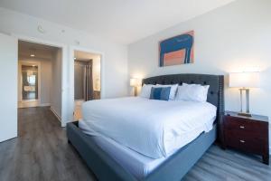 En eller flere senge i et værelse på Chic Stamford Apartment - Walk to Train & Entertainment + 9 billeder