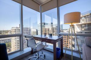 Et opholdsområde på Chic Stamford Apartment - Walk to Train & Entertainment