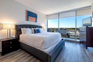 En eller flere senge i et værelse på Chic Stamford Apartment - Walk to Train & Entertainment