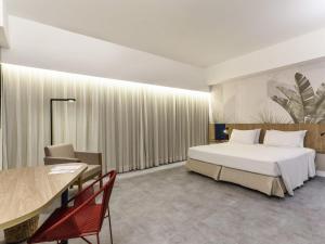 Giường trong phòng chung tại Novotel Salvador Rio Vermelho