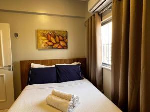 a bedroom with a bed with a towel on it at Conforto & Estilo - Shows - Turismo - Negocios by Capta Stays in Belém +12 photos