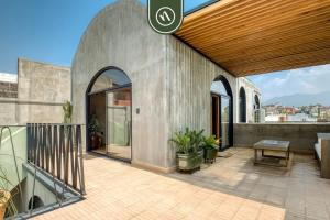 een buitenterras met een dak met een houten plafond bij Luxury 3 BR House in Downtown - AC - Peaceful in Oaxaca City