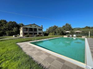 a swimming pool in front of a house at villa Diamante in Lamporecchio