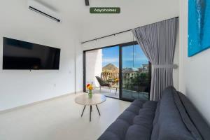 TV a/nebo společenská místnost v ubytování New 1BR Condo in Marina - Rooftop Pool - King Bed