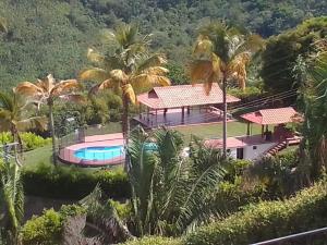 een luchtfoto van een huis met een zwembad bij Finca Hotel Gudys in Estación Belmonte