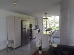 een keuken met een koelkast en een tafel. bij Finca Hotel Gudys in Estación Belmonte +5 foto's