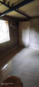 una stanza vuota con una finestra e un grande materasso di Simple house a Mirjān