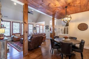 una sala da pranzo e un soggiorno con tavolo e sedie di Stoney Brook Cottage at Echota a Boone