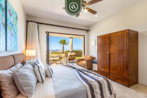 Schlafzimmer mit einem Bett und einer großen Glasschiebetür in der Unterkunft New 2 BR Condo in San Jose - Pool - Tennis in San José del Cabo + 40 Fotos