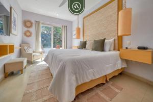 een slaapkamer met een groot bed en een stoel bij Amazing 2BR Condo in Nuevo Vallarta - Pool - King in Nuevo Nayarit +45 foto's