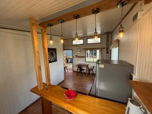 a kitchen and dining room with a refrigerator and a table at Cabañas fariña llanquihue in Llanquihue