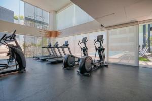 Fitness centrum a/nebo fitness zařízení v ubytování Cozy Studio -Private Balcony - Pool - Gym