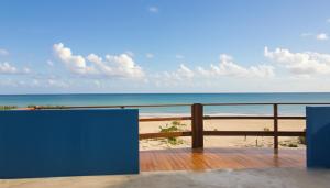 un balcón con vista a la playa en Galinhos Kite House, en Galinhos