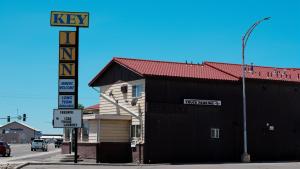 a street sign in front of a black building at Key Inn in Elko