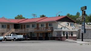a hotel with a truck parked in front of it at Key Inn in Elko