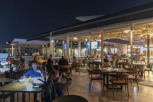 Restaurace v ubytování Cozy Studio -Private Balcony - Pool - Gym