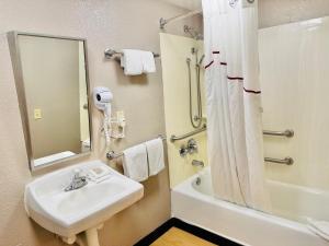 Bilik mandi di Red Roof Inn Milford - New Haven