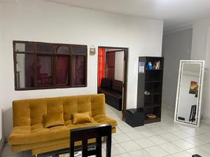 a living room with a yellow couch and a mirror at Espacioso,Balcón Privado,Cerca Plaza Principal in Santa Cruz de la Sierra