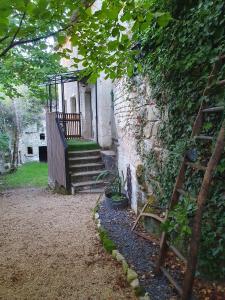 ein Steingebäude mit einer Treppe und einer Treppe in der Unterkunft Studio cosy & ses troglos "Chez Evariste" 