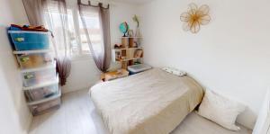 ein kleines Schlafzimmer mit einem Bett und einem Fenster in der Unterkunft Villa Émeraude in Vic-la-Gardiole