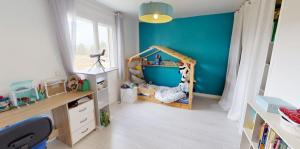 ein Kinderschlafzimmer mit einer blauen Wand und einem Kinderbett in der Unterkunft Villa Émeraude in Vic-la-Gardiole